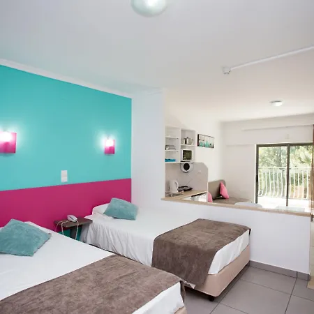 Bayside Salgados מלון דירות 3*